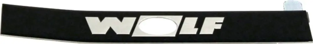 Schwarzes selbstklebendes Logo mit der Schrift "WOLF" in silberner Farbe, auf flachem Untergrund montiert.